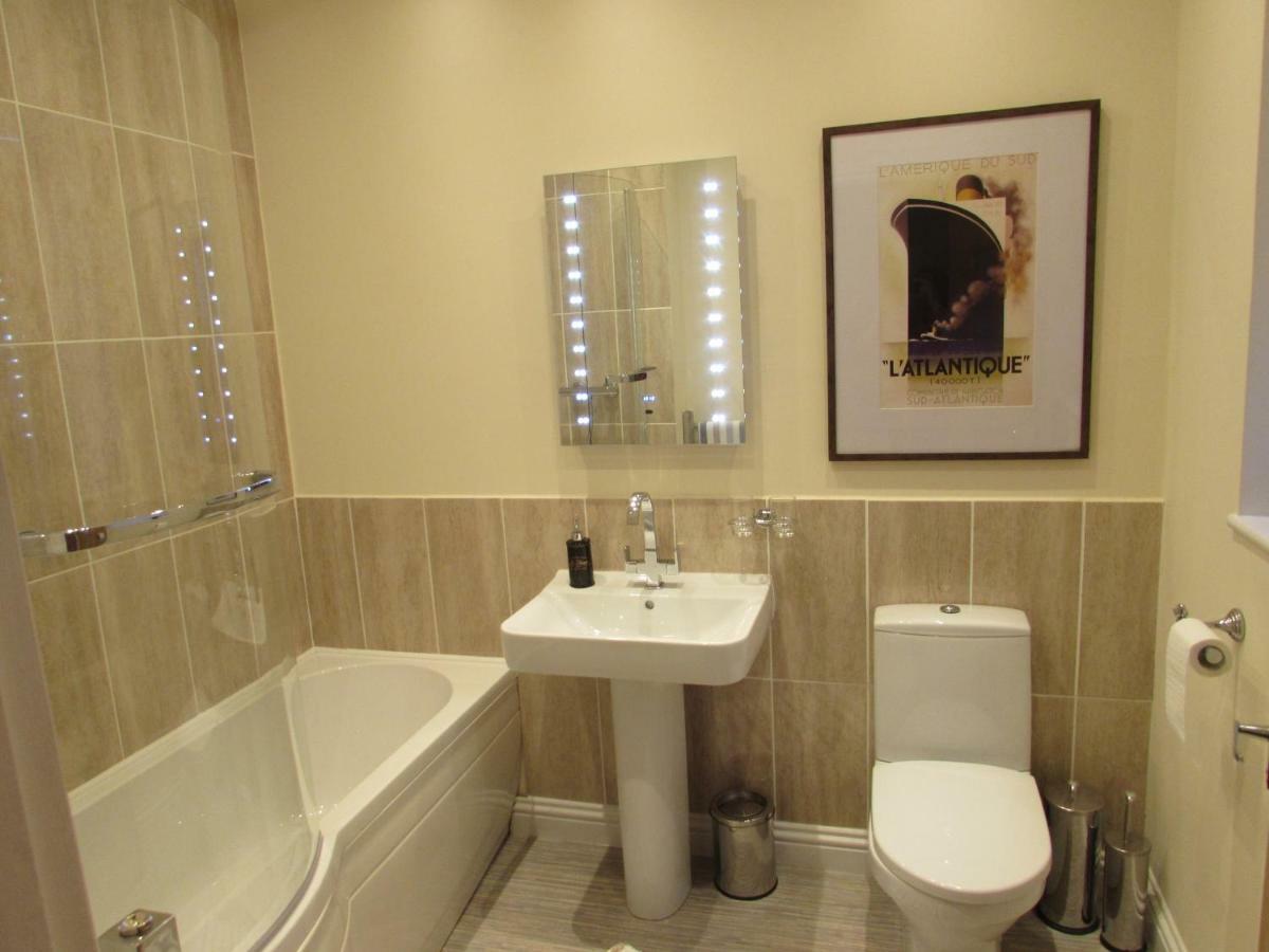 דרלינגטון Apartment 1 Exquisite Two King Bedroom With En Suites - Close To The Town Centre, Rail, Airport And Theatre מראה חיצוני תמונה